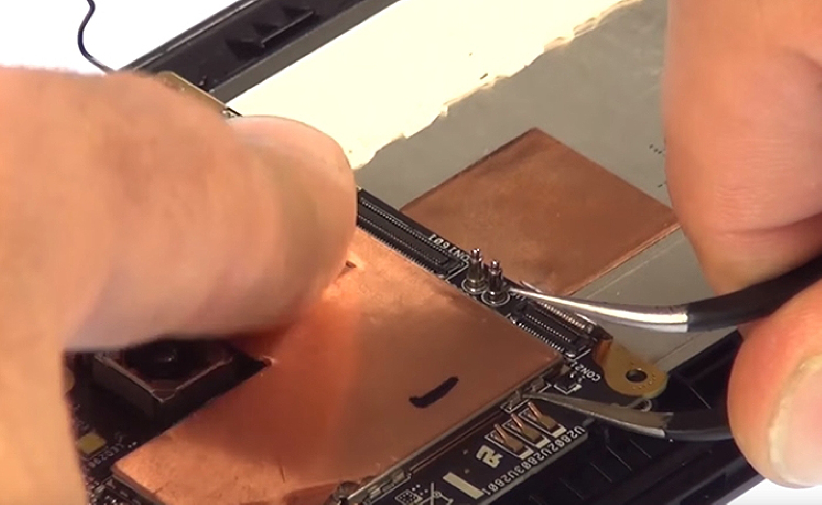 Changement du bloc d'écran (vitre+châssis+LCD) sur Zenfone 2 ZE551ML photo 1