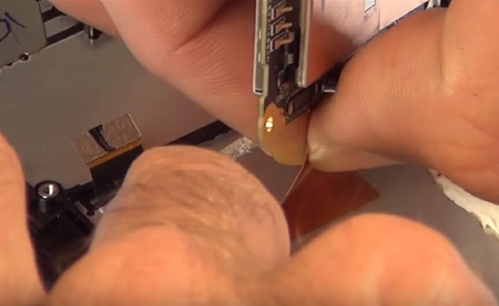 Changement du bloc d'écran (vitre+châssis+LCD) sur Zenfone 2 ZE551ML photo 2