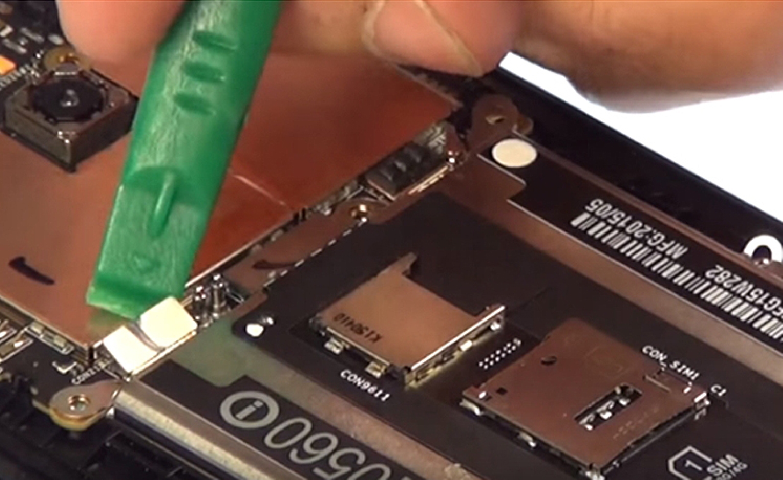 Changement d'écran (vitre+LCD) sur Zenfone 2 ZE551ML photo 3