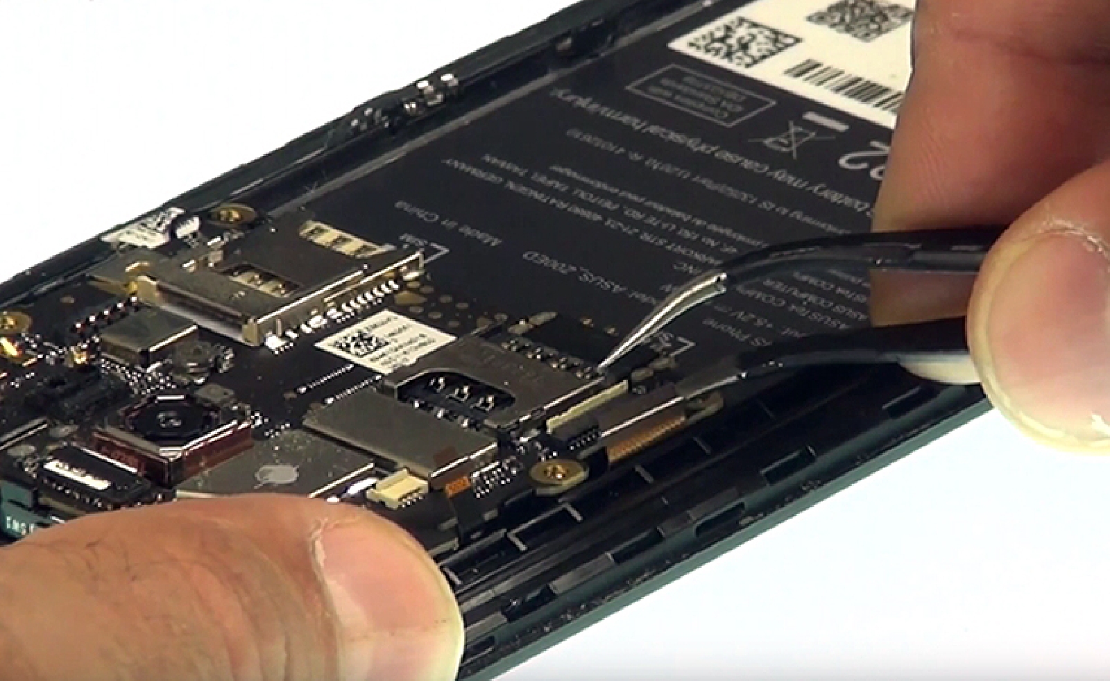 Changement d'écran (vitre+châssis+LCD) sur Zenfone 2 Laser ZE500KL photo 3