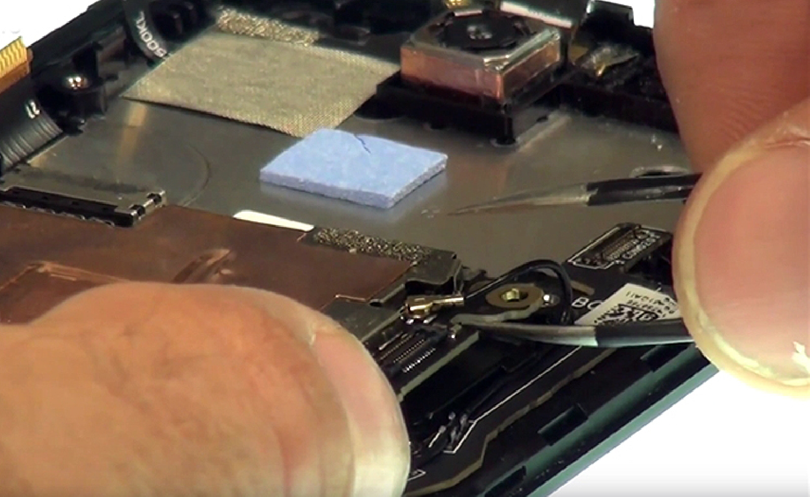 Changement d'écran (vitre+châssis+LCD) sur Zenfone 2 Laser ZE500KL photo 3