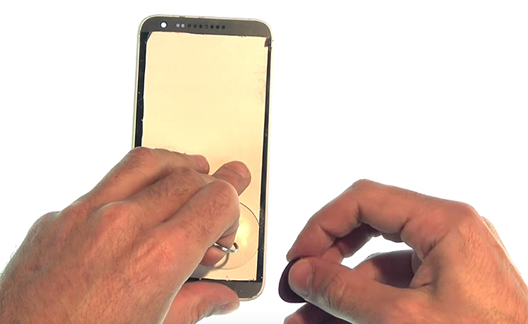 Changement de vitre seule sur Desire 620 photo 1