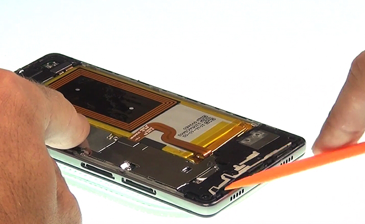 Changement d'écran (vitre+châssis+LCD) sur P8 Lite photo 1