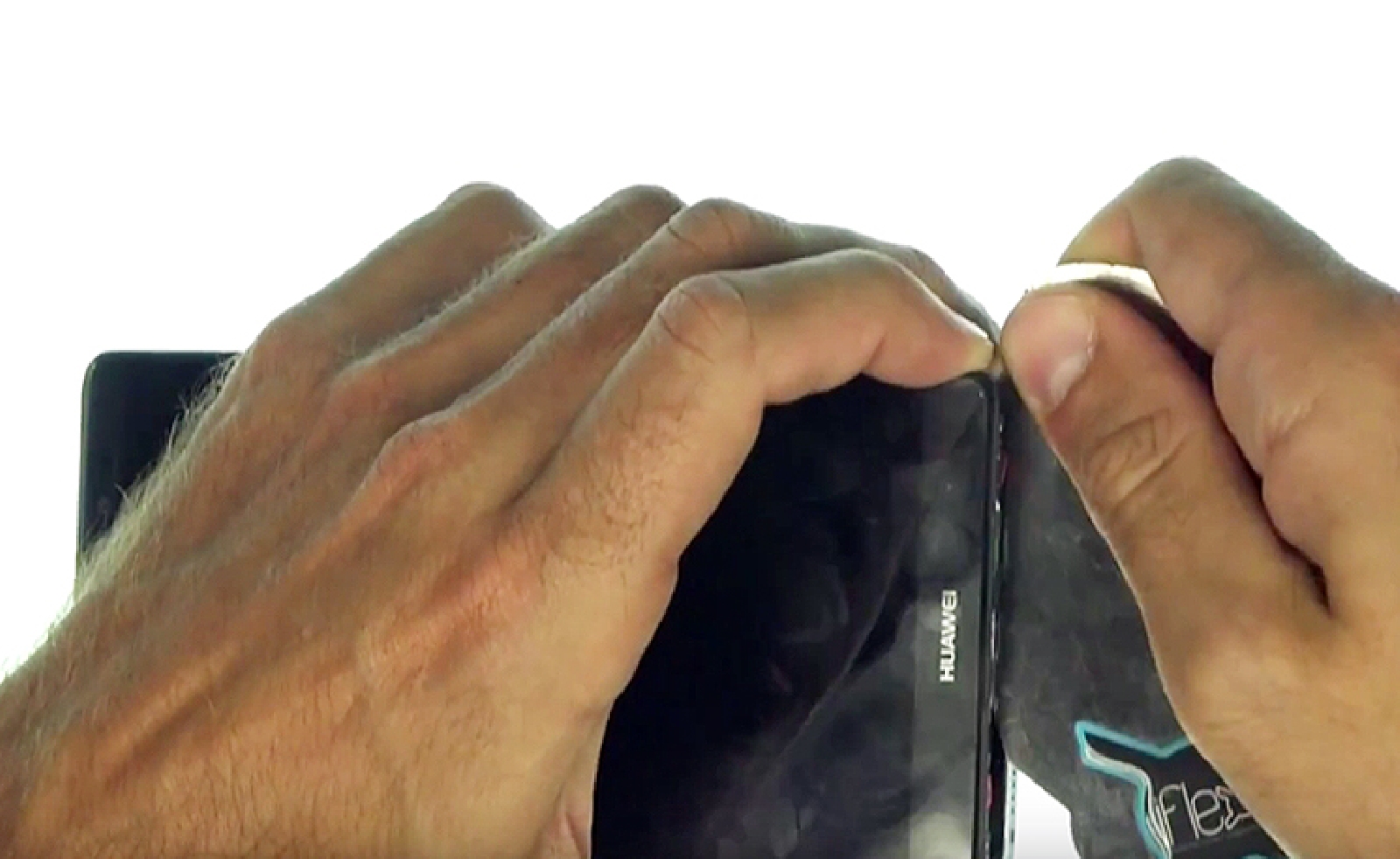 Changement d'écran (vitre+châssis+LCD) sur Mate 8 photo 3