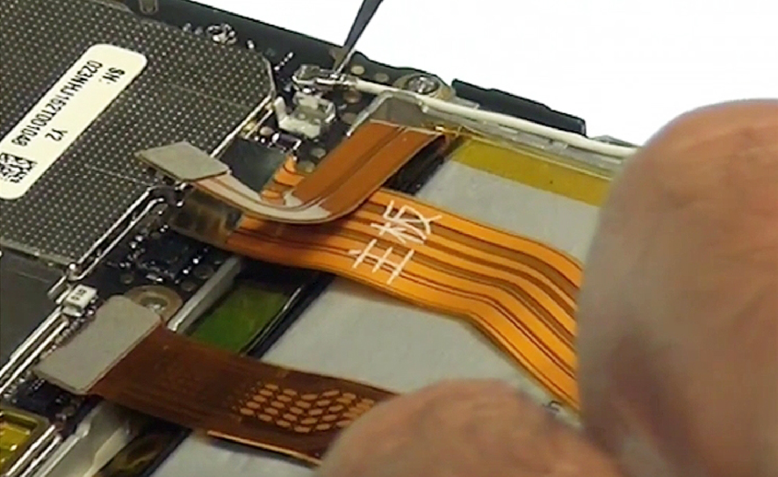 Changement d'écran (vitre+châssis+LCD) sur Mate 8 photo 4