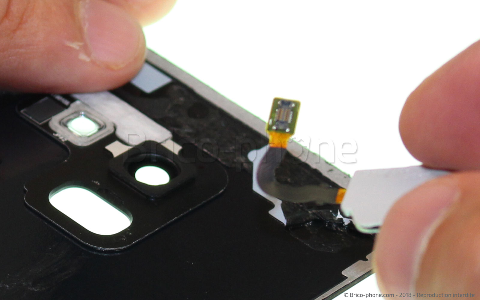 Changement de vitre arrière sur Galaxy A8 2018 photo 3
