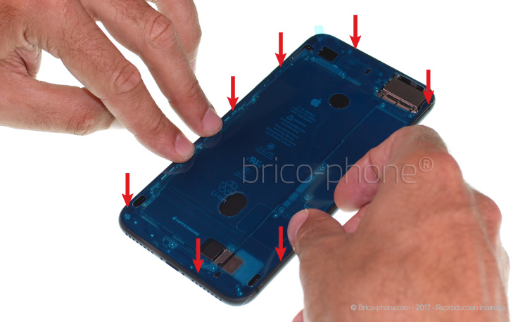 Désoxydation de la carte mère sur iPhone 8 Plus photo 2