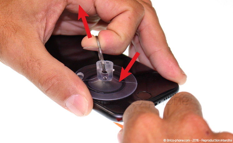 Retrait de la carte mère pour effectuer une réparation ou une désoxydation sur iPhone 7 photo 2