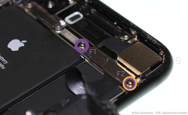 Retrait de la carte mère pour effectuer une réparation ou une désoxydation sur iPhone 7 photo 1