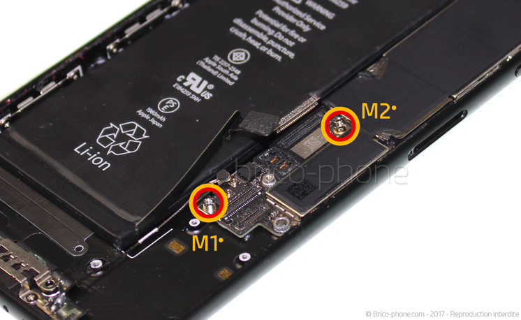 Retrait de la carte mère pour effectuer une réparation ou une désoxydation sur iPhone 7 photo 4