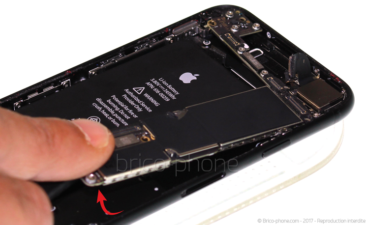 Retrait de la carte mère pour effectuer une réparation ou une désoxydation sur iPhone 7 photo 1
