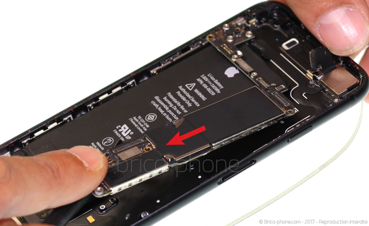 Retrait de la carte mère pour effectuer une réparation ou une désoxydation sur iPhone 7 photo 2