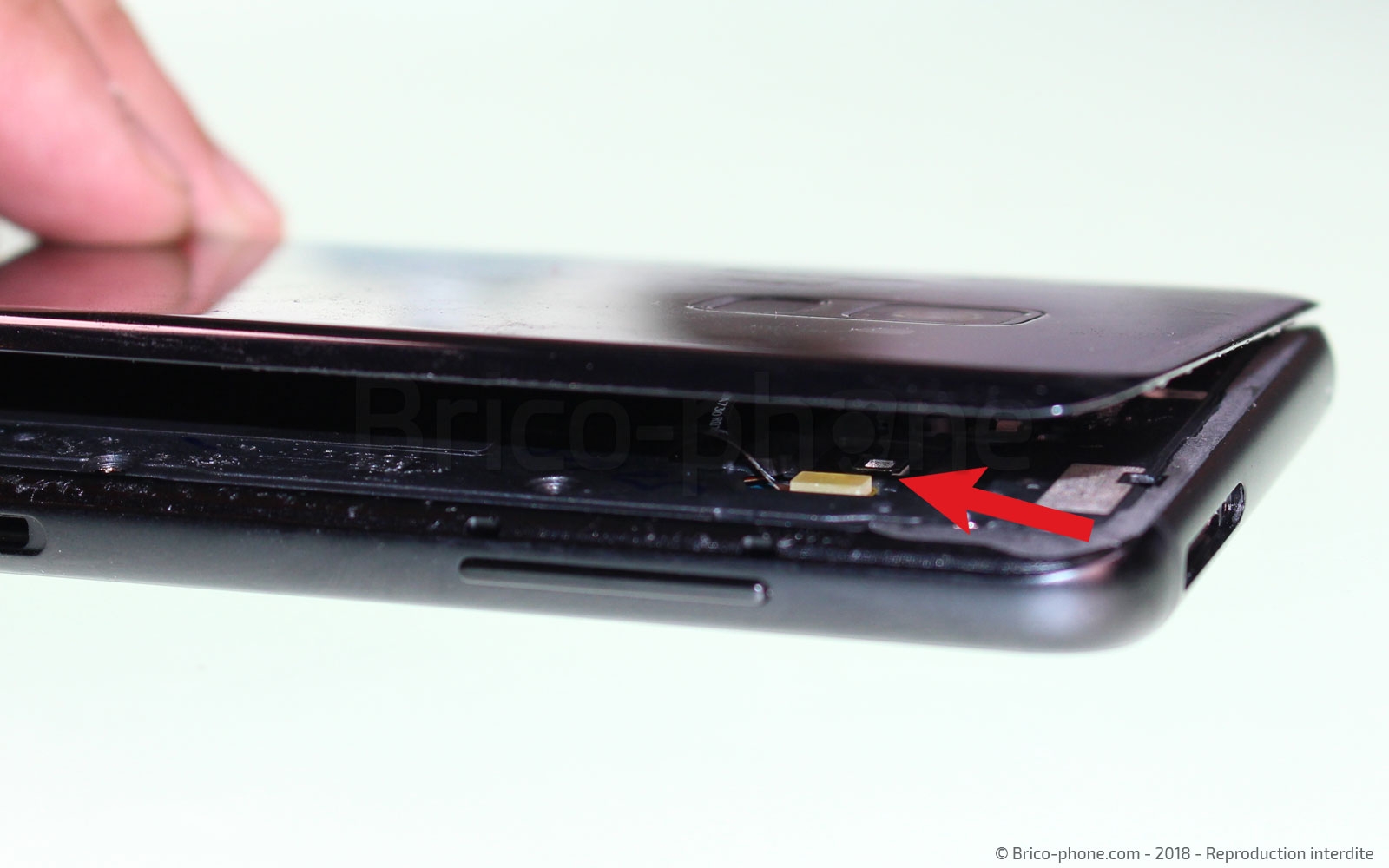 Changement du haut-parleur externe / antenne NFC sur Galaxy A8 2018 photo 2