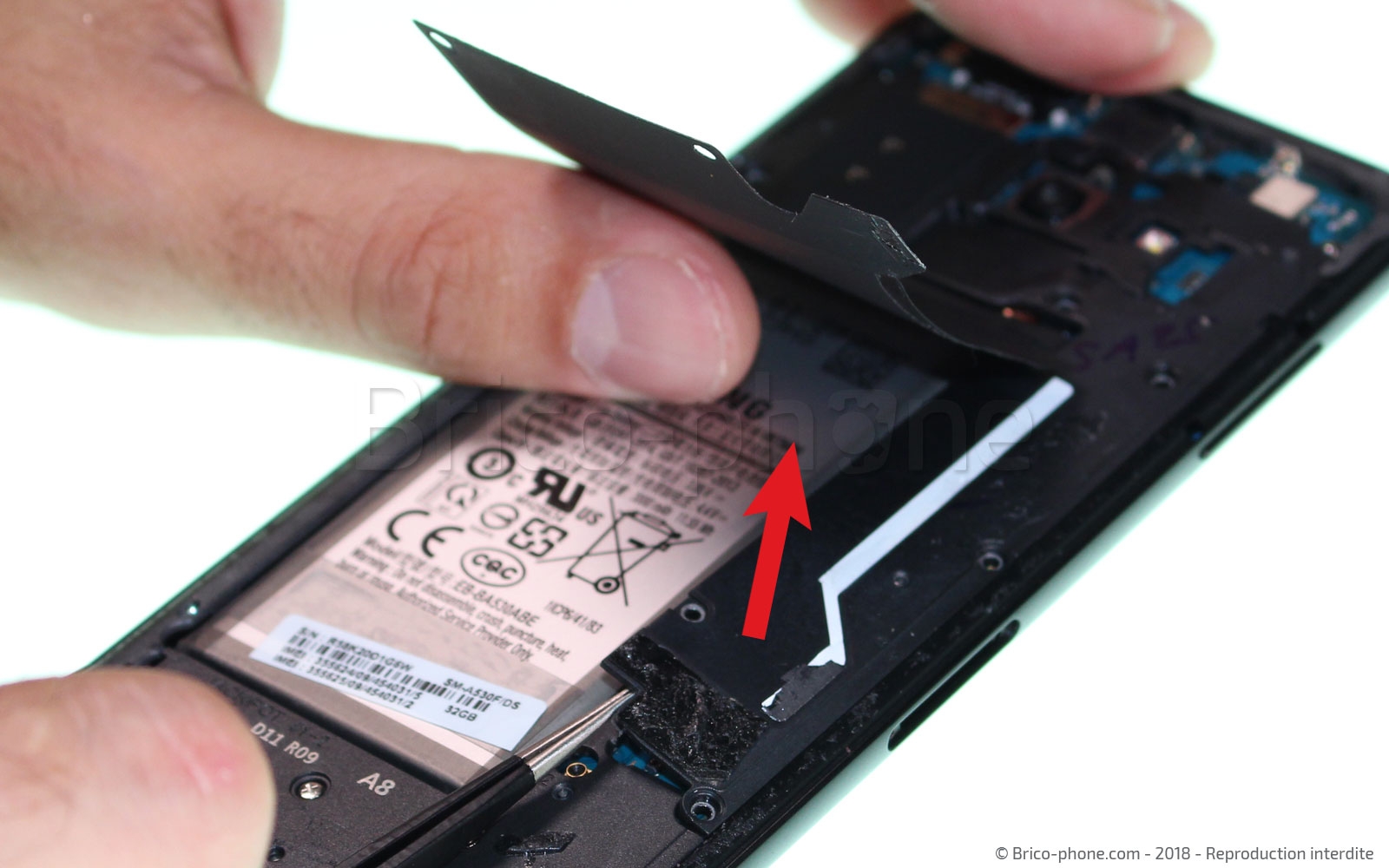 Changement du haut-parleur externe / antenne NFC sur Galaxy A8 2018 photo 3