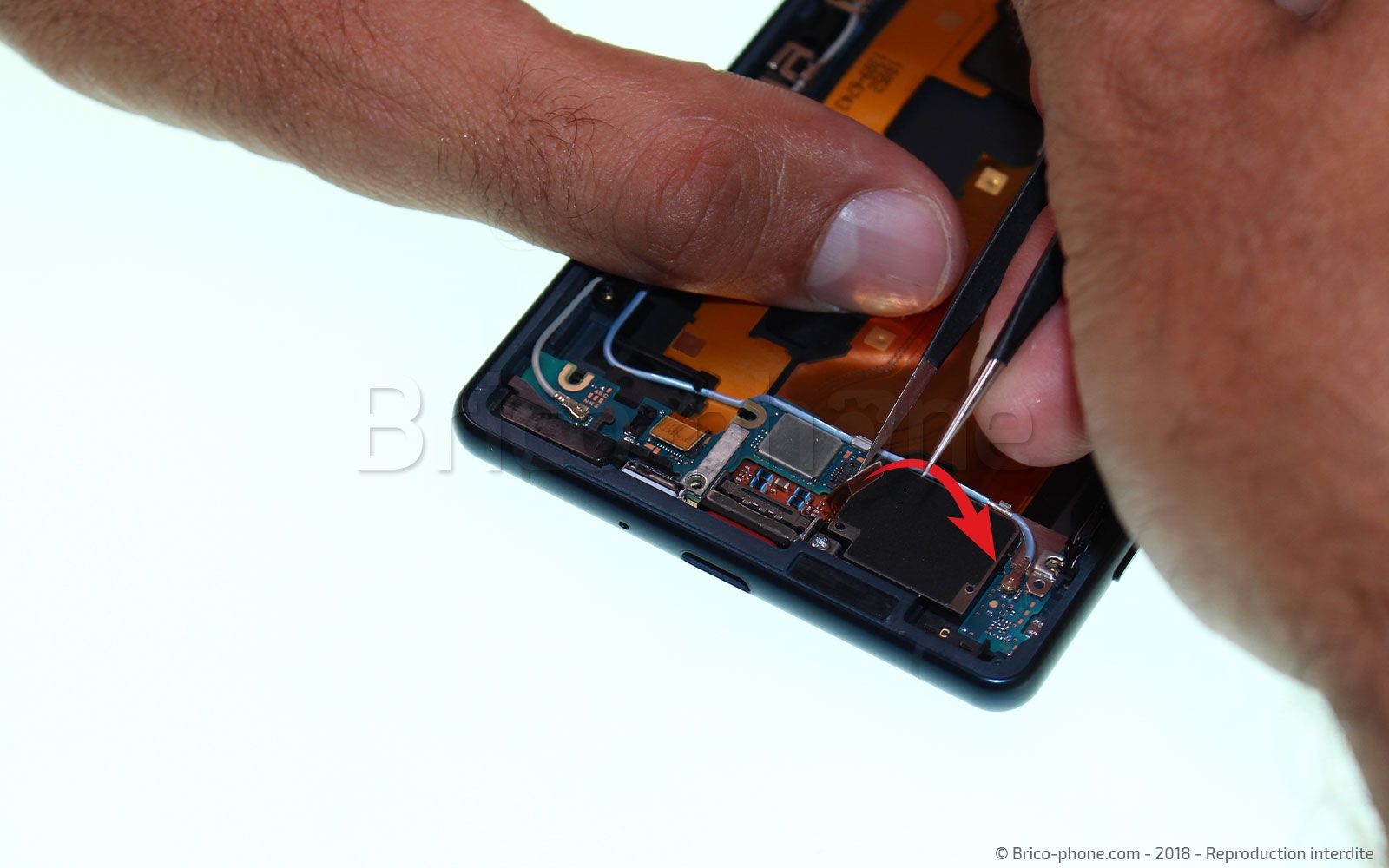 Changement de bloc haut-parleur externe sur Xperia XZ2 photo 3