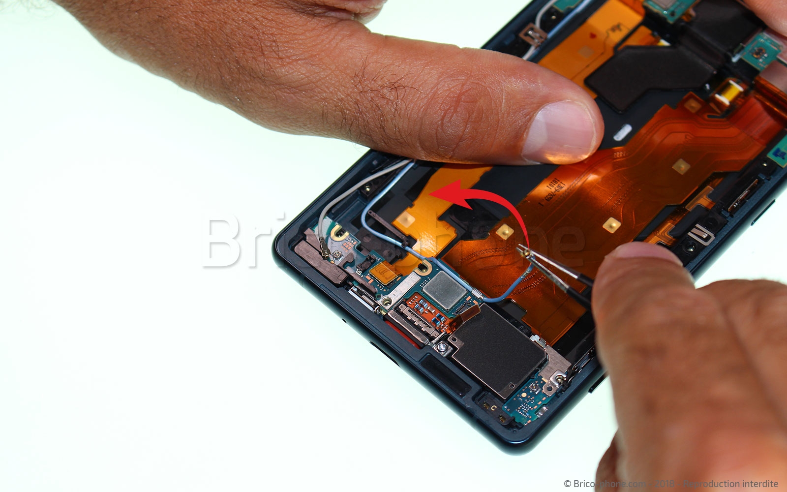 Changement de nappe power / volume sur Xperia XZ2 photo 3