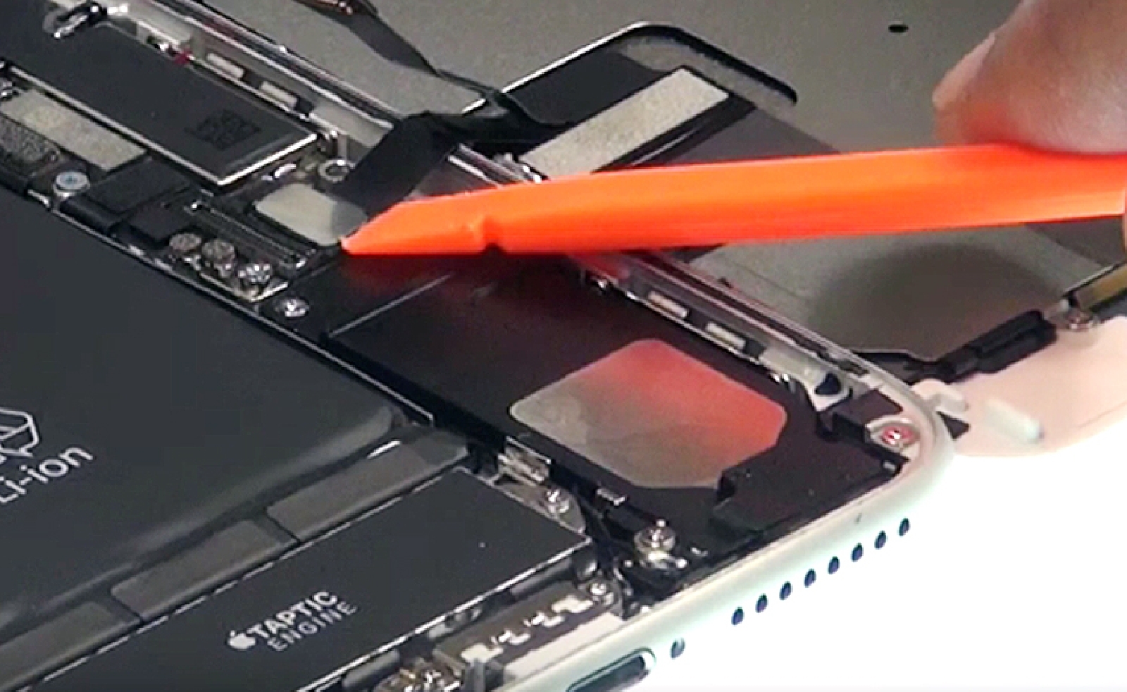 Changement du connecteur de charge sur iPhone 7 Plus photo 2