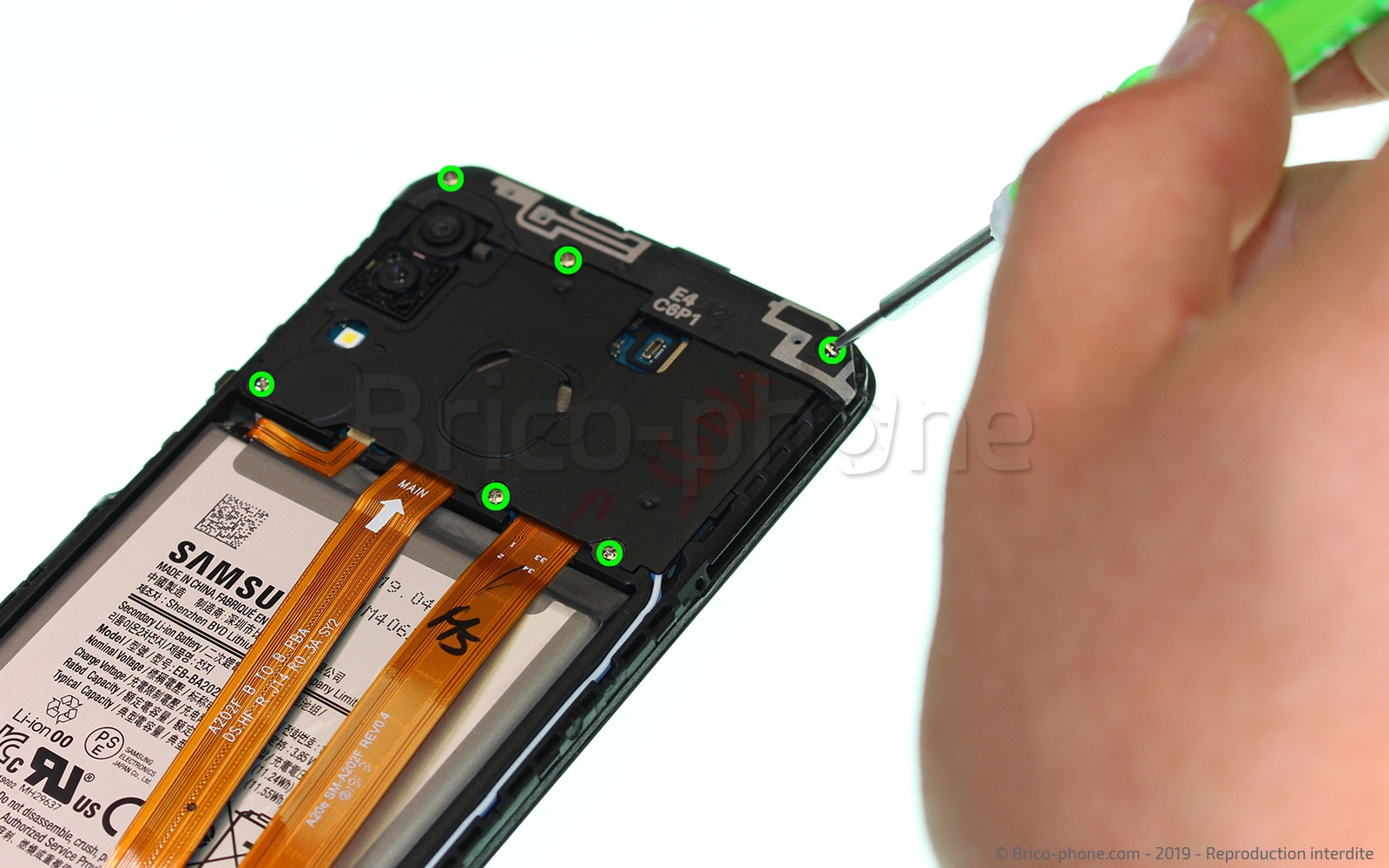 Changement de bloc écran sur Galaxy A20e photo 1