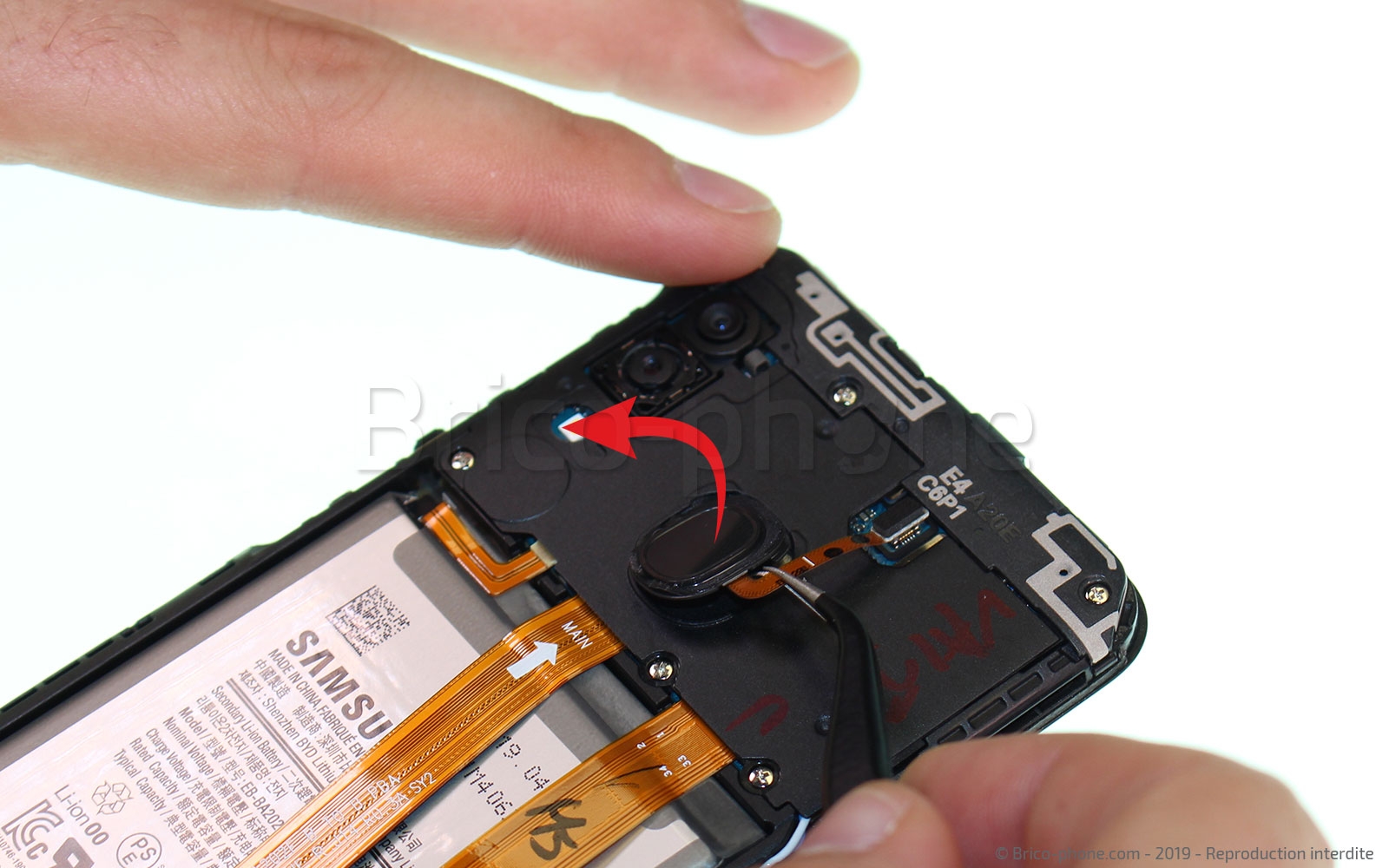 Changement de bloc écran sur Galaxy A20e photo 2