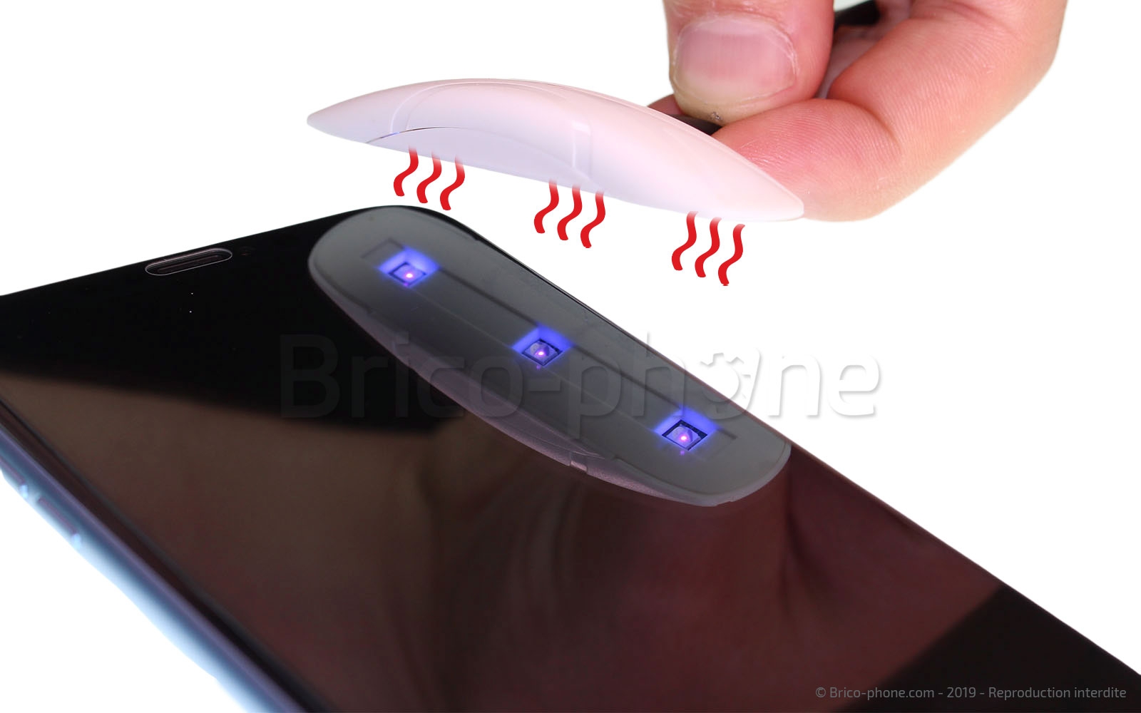 Pose d'une protection en verre trempé à fixation UV photo 3