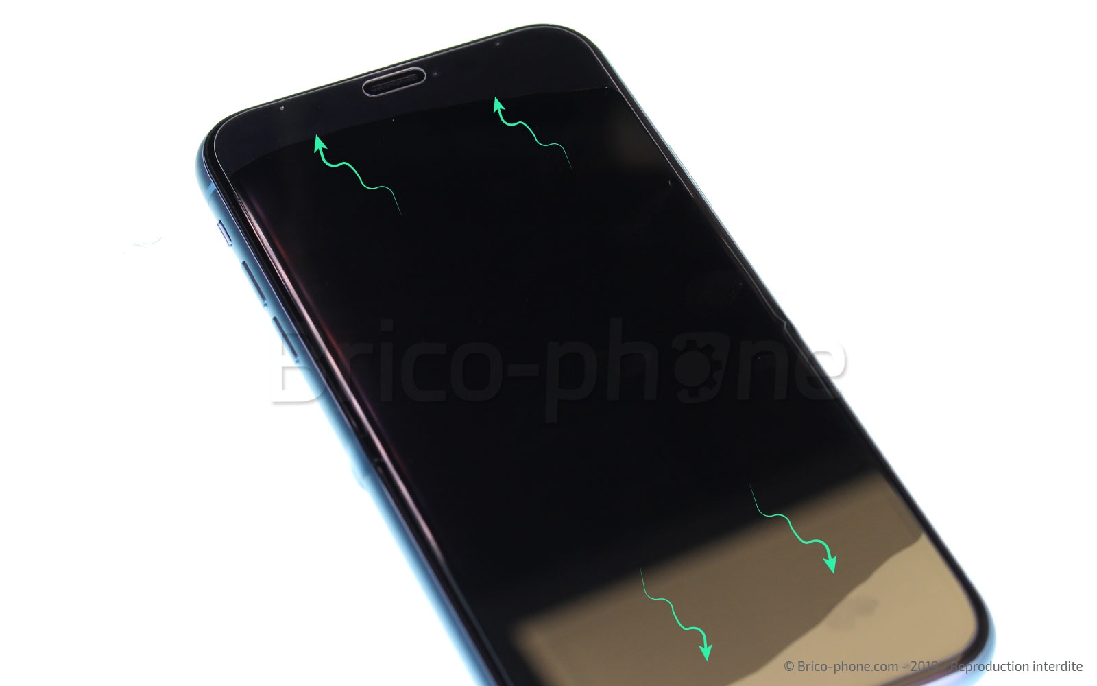 Pose d'une protection en verre trempé à fixation UV photo 4