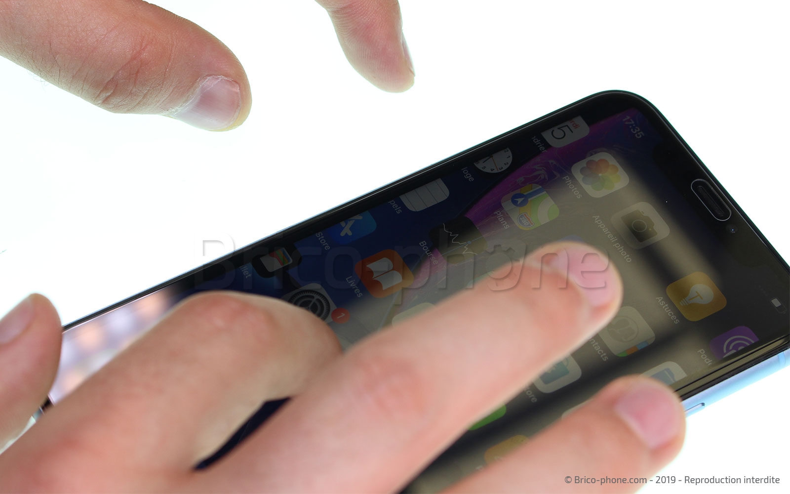 Pose d'une protection en verre trempé à fixation UV photo 1