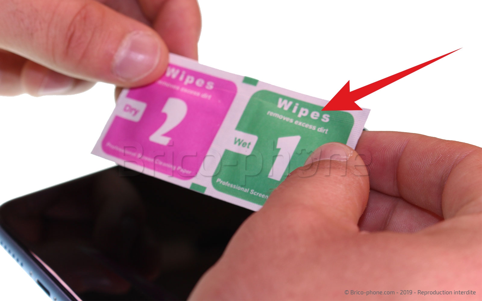 Pose d'une protection en verre trempé à fixation UV photo 1