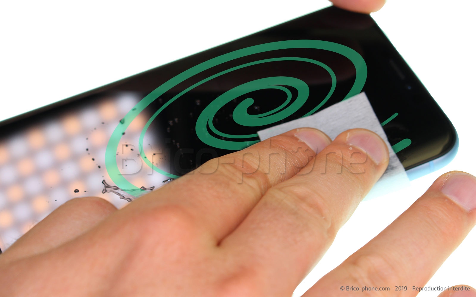 Pose d'une protection en verre trempé à fixation UV photo 2