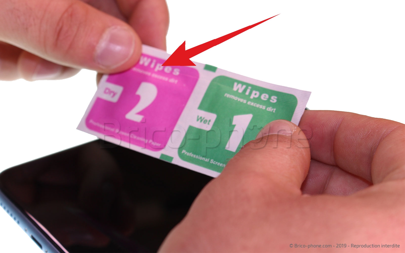 Pose d'une protection en verre trempé à fixation UV photo 3