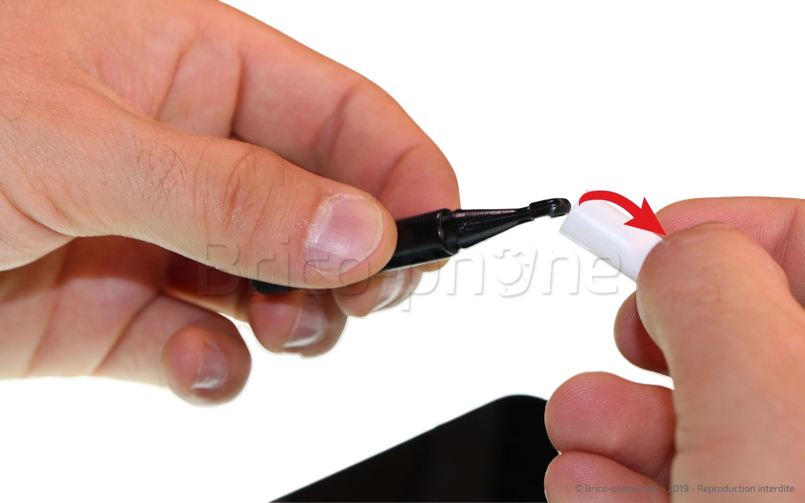 Pose d'une protection en verre trempé à fixation UV photo 1