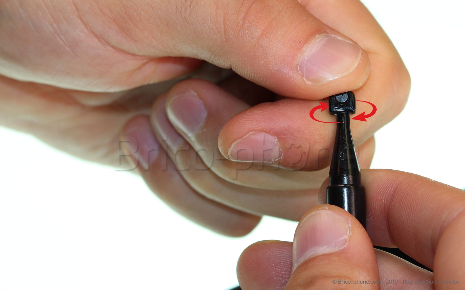Pose d'une protection en verre trempé à fixation UV photo 2