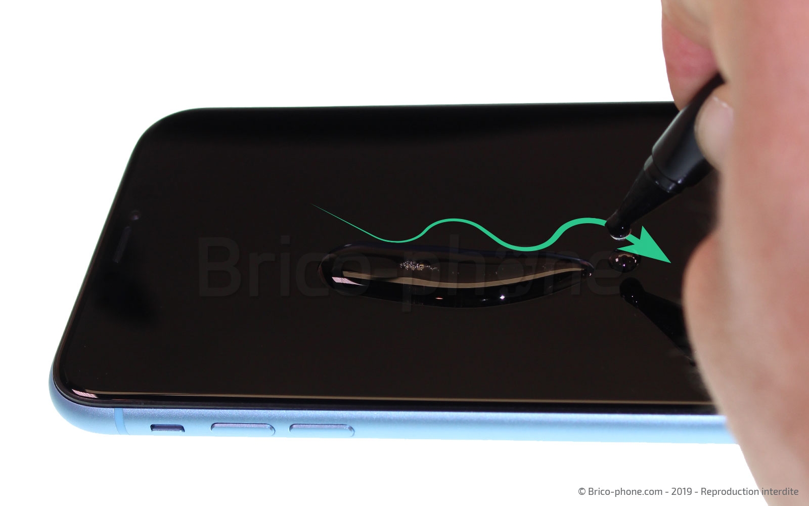 Pose d'une protection en verre trempé à fixation UV photo 4