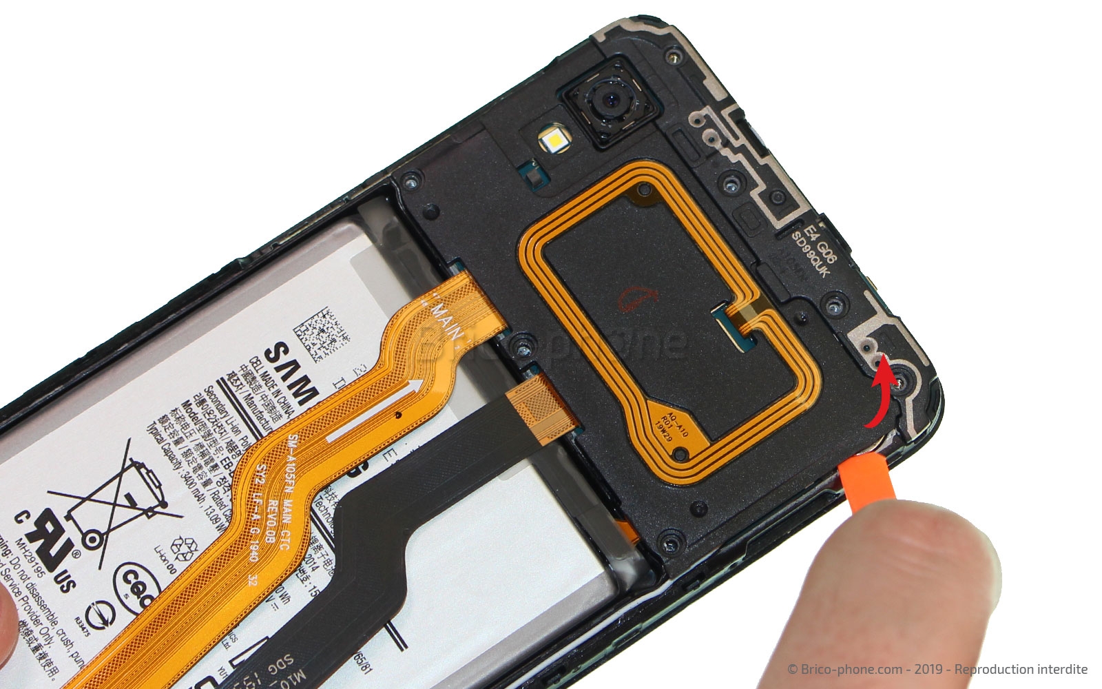 Changement du bloc écran pré-monté sur châssis sur Galaxy A10 photo 2