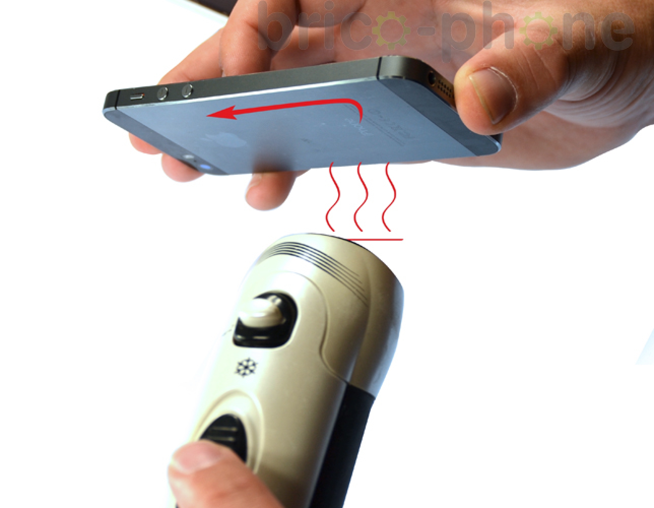 Désoxydation de la carte mère sur iPhone 5S photo 2