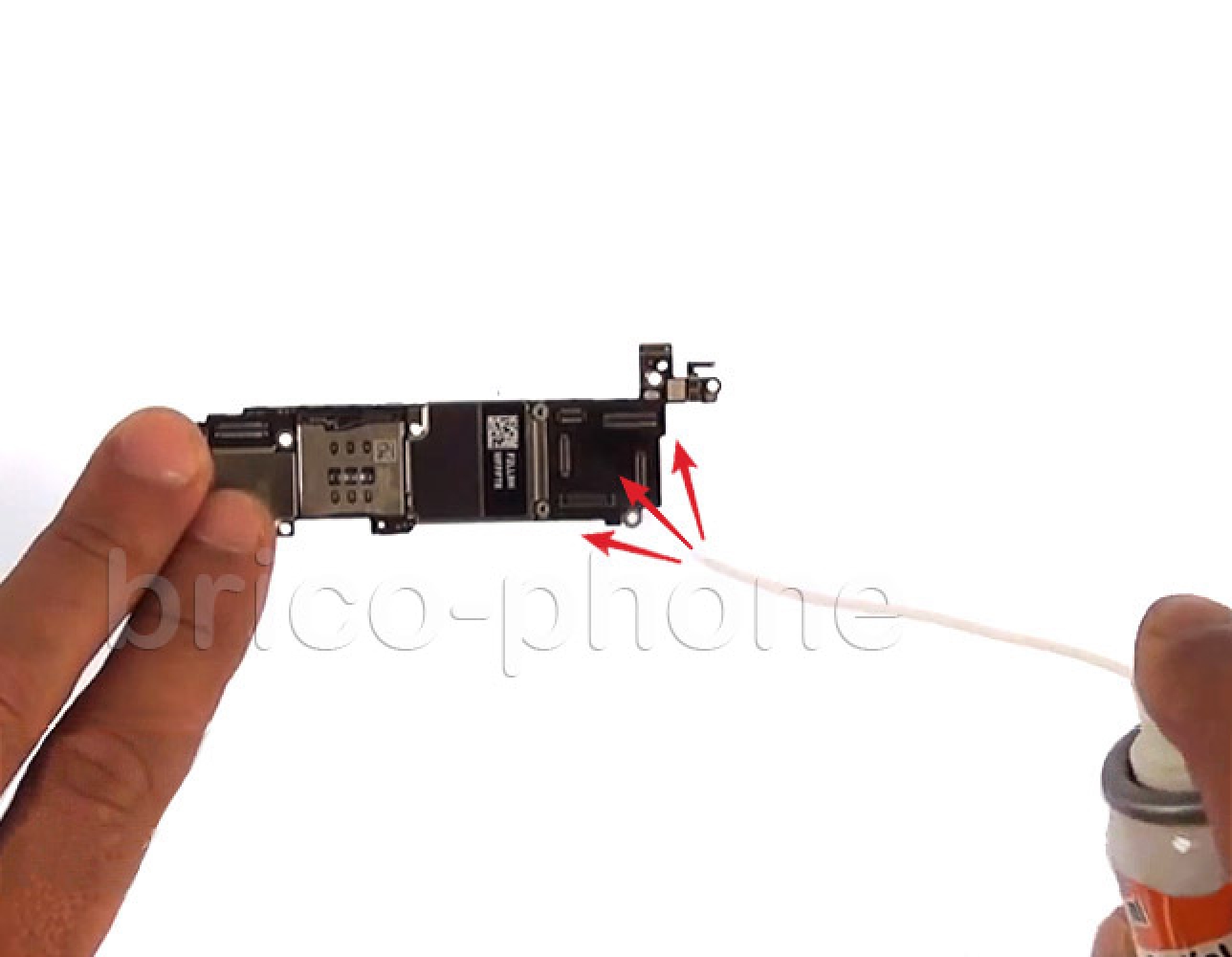 Désoxydation de la carte mère sur iPhone 5S photo 2
