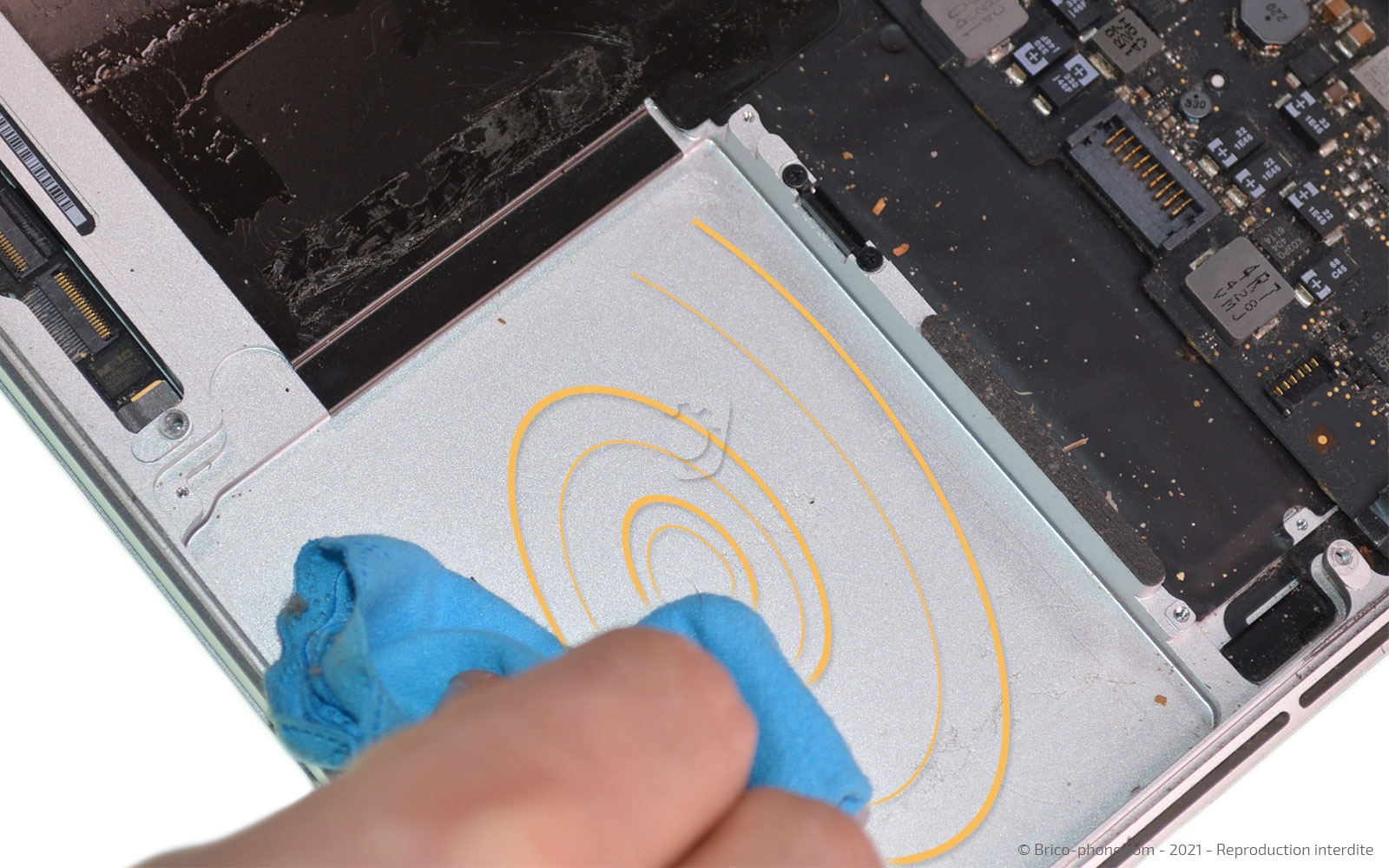 Changement de batterie sur Macbook Pro 13 pouces A1502 EMC 2875 - 2014 photo 2