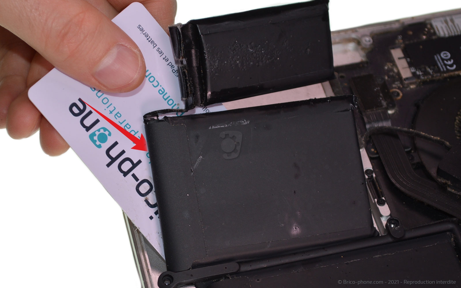 Changement de batterie sur Macbook Pro 13 pouces A1502 EMC 2875 - 2014 photo 3