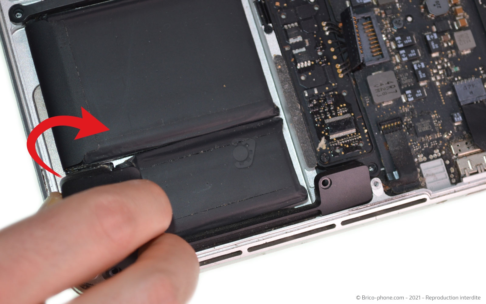 Changement de batterie sur Macbook Pro 13 pouces A1502 EMC 2875 - 2014 photo 3