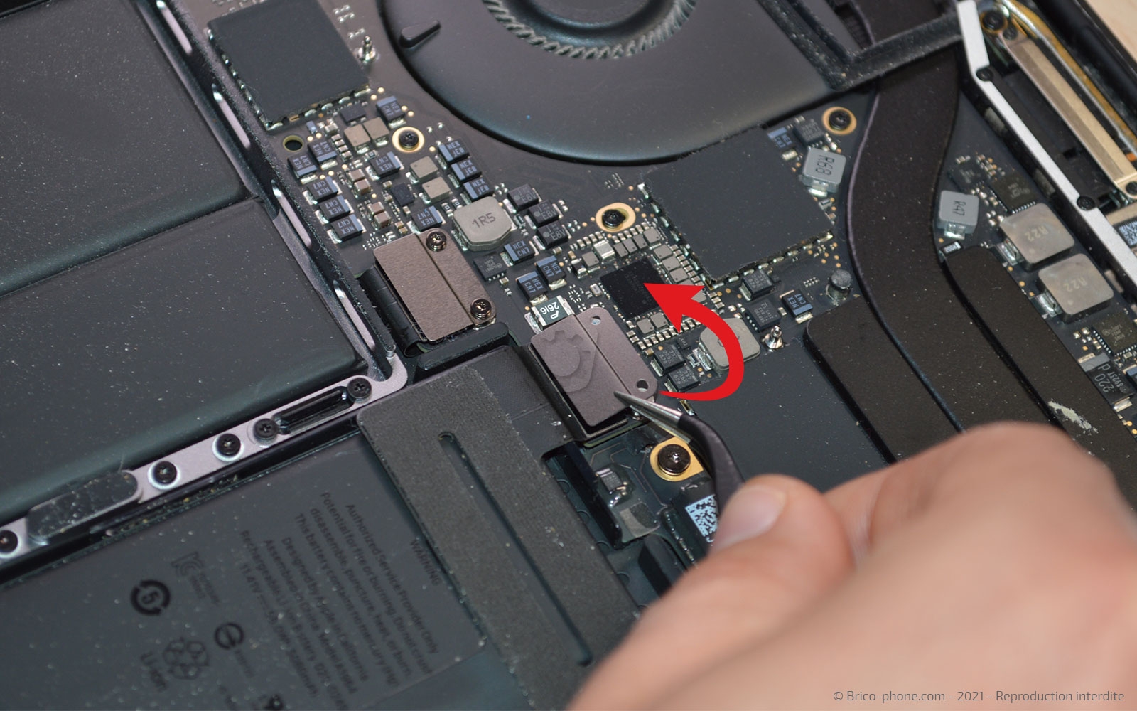 Changement de batterie sur Macbook Pro 13 pouces A1989 EMC 3214 - 2018 photo 2