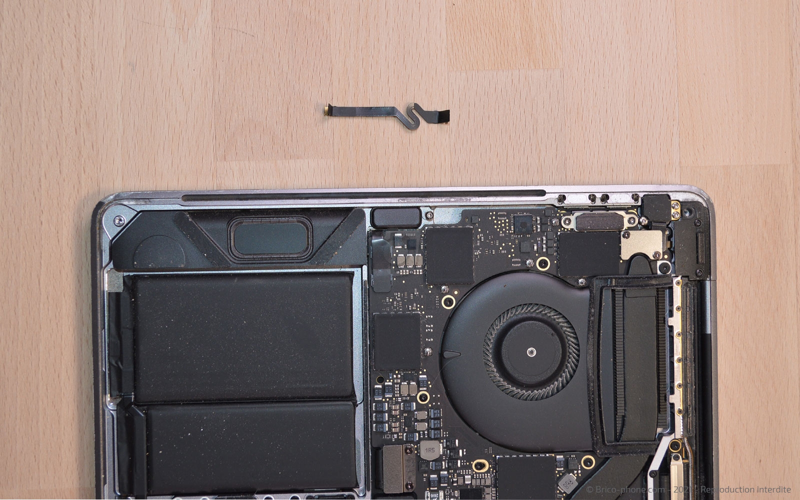 Changement de batterie sur Macbook Pro 13 pouces A1989 EMC 3214 - 2018 photo 4