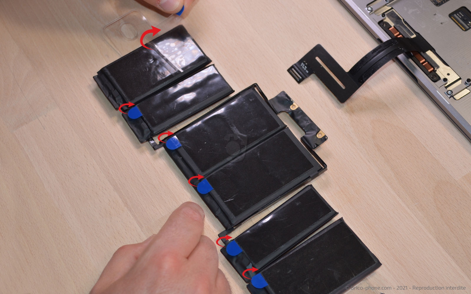 Changement de batterie sur Macbook Pro 13 pouces A1989 EMC 3214 - 2018 photo 1