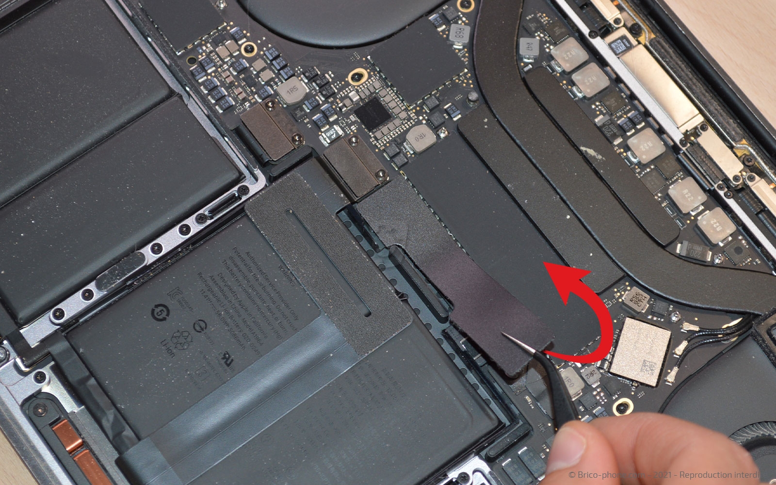 Changement de batterie sur Macbook Pro 13 pouces A1989 EMC 3214 - 2018 photo 1