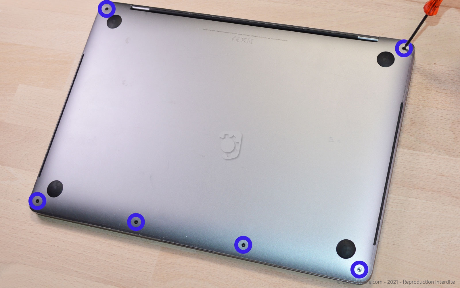 Changement de batterie sur Macbook Pro 13 pouces A1989 EMC 3214 - 2018 photo 1