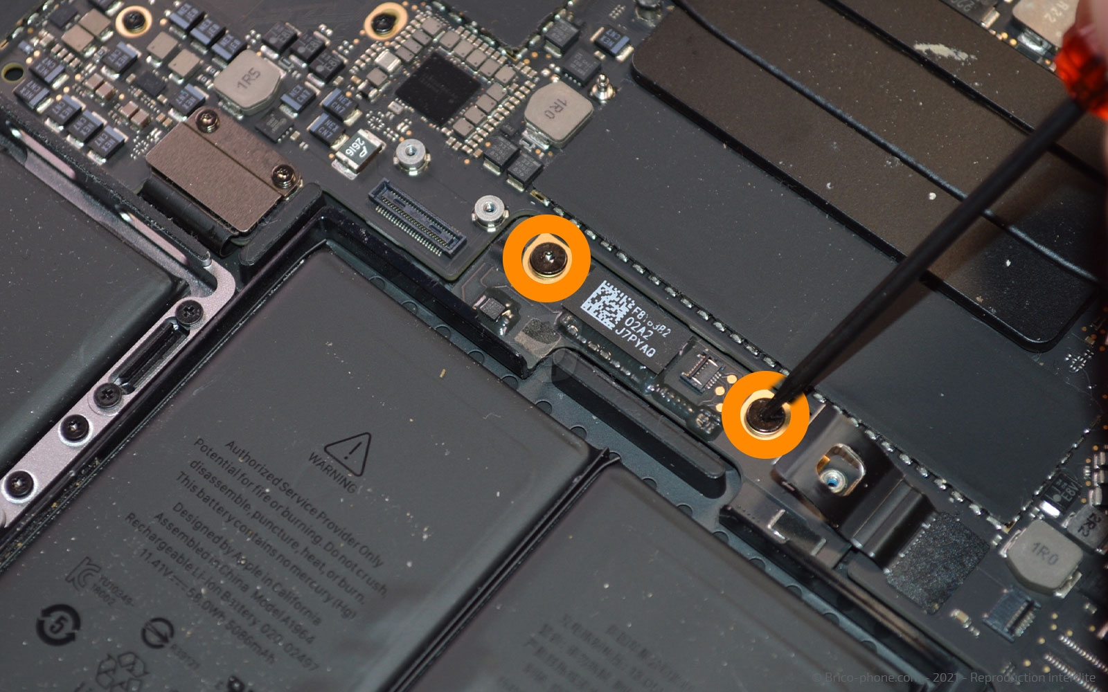 Changement de batterie sur Macbook Pro 13 pouces A1989 EMC 3214 - 2018 photo 1