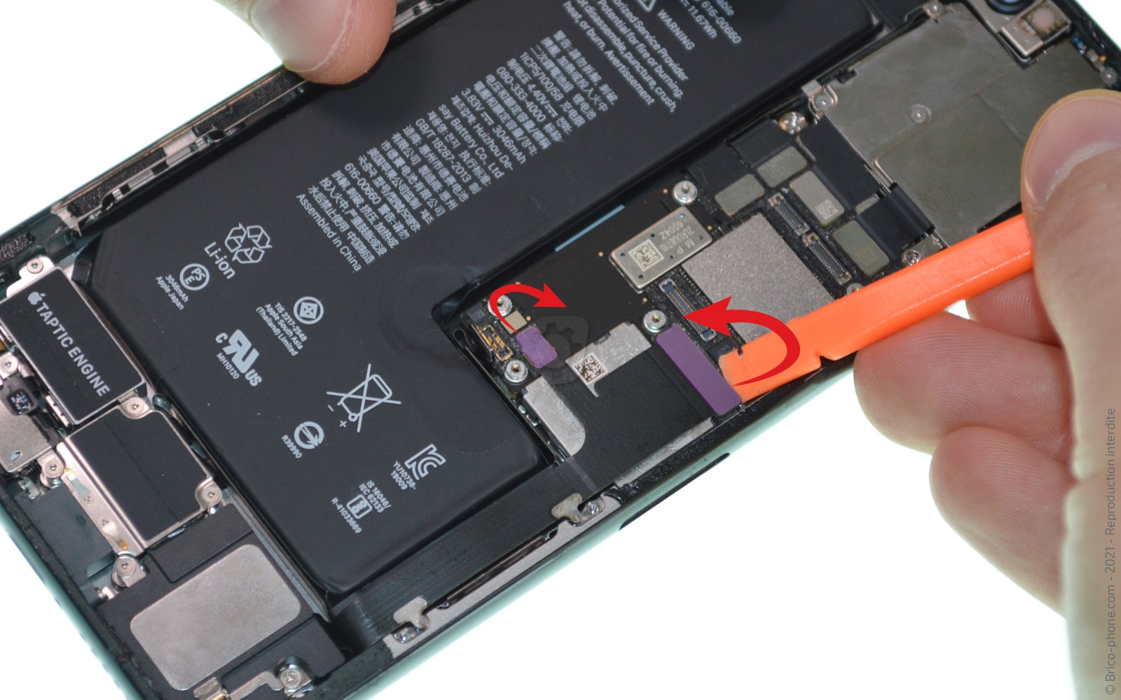 Changement de la coque arrière sur iPhone 11 Pro photo 3